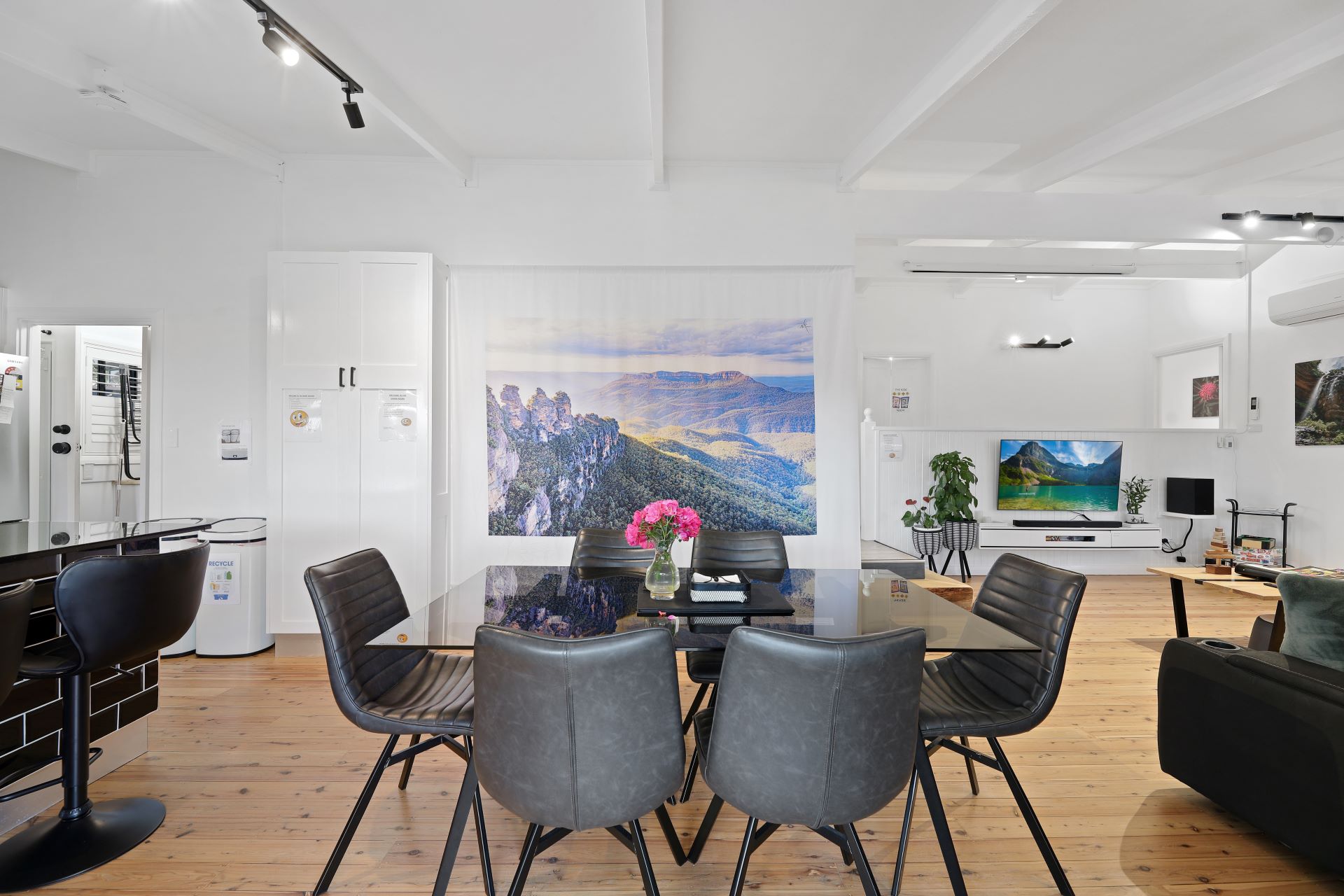 Retreat Dining Room Photo 1