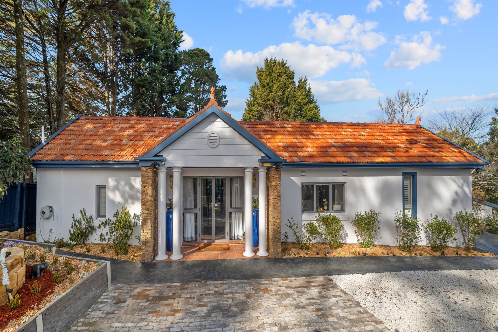 Palace Parking and Outdoors Photo 2