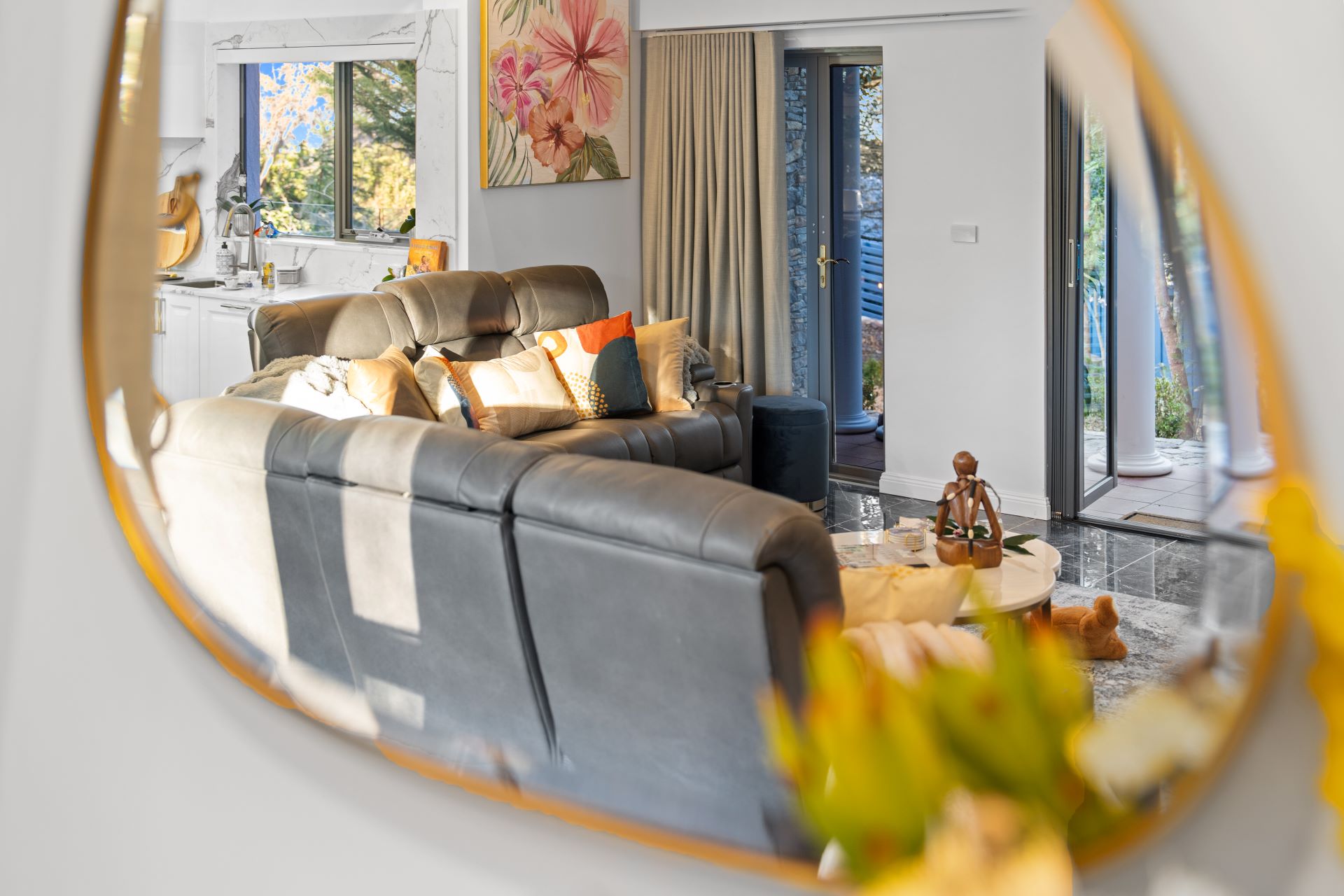 Palace Living Room Photo 4